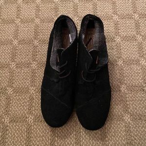 Black wedges